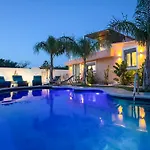 Вилла Antonakis Secret Pool & Hot Tub Hideaway