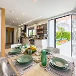 Antonakis Secret Pool & Hot Tub Hideaway וילה