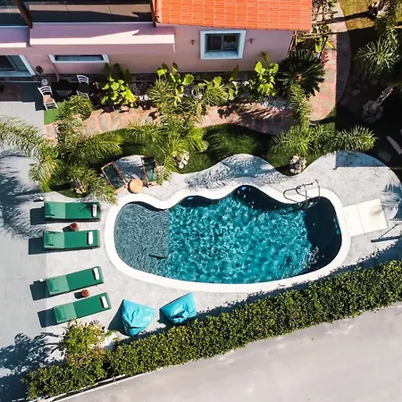 Antonakis Secret Pool & Hot Tub Hideaway Villa *