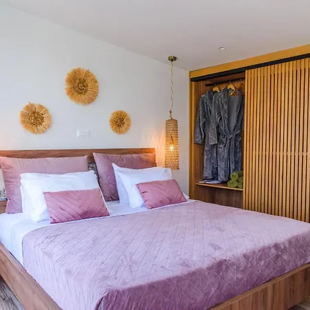 Antonakis Secret Pool & Hot Tub Hideaway * Kremastí