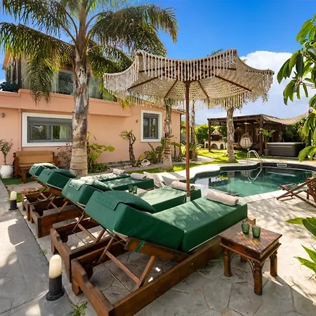 Antonakis Secret Pool & Hot Tub Hideaway Vila *
