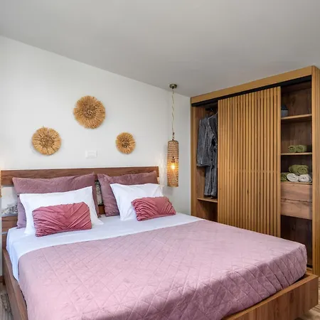Antonakis Secret Pool & Hot Tub Hideaway Vila