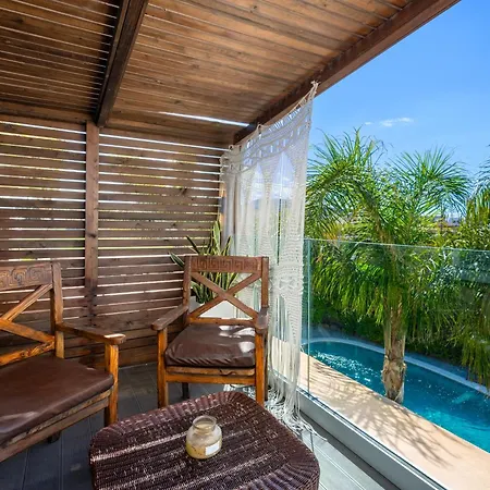 Antonakis Secret Pool & Hot Tub Hideaway Vila *