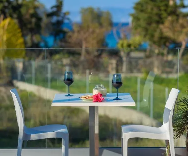 Antonakis Secret Pool & Hot Tub Hideaway