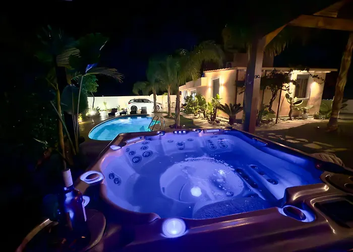 Antonakis Secret Pool & Hot Tub Hideaway ヴィラ クレマスティ