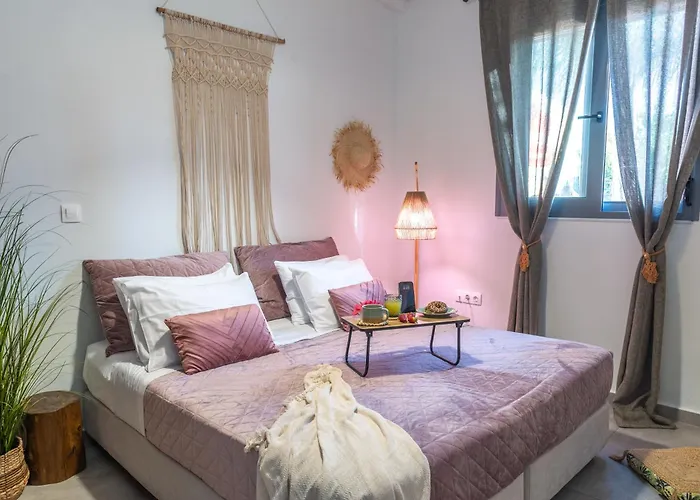 Antonakis Secret Pool & Hot Tub Hideaway