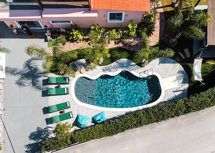 Antonakis Secret Pool & Hot Tub Hideaway Villa *