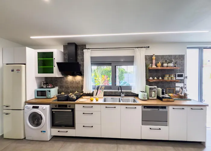 Villa Antonakis Secret Pool & Hot Tub Hideaway