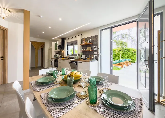Antonakis Secret Pool & Hot Tub Hideaway Villa