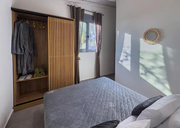 Antonakis Secret Pool & Hot Tub Hideaway Villa Kremasztí